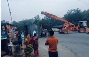 ओवरलोड बालू लदा ट्रक पलटा। बड़ा खतरा टला