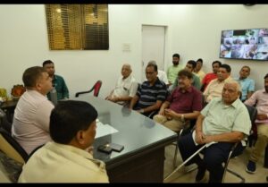 उपायुक्त के निर्देशानुसार डीटीओ एवं डीएसपी ट्रैफिक ने पेट्रोल पंप संचालकों के साथ की बैठक, नो हेलमेट- नो पेट्रोल आदेश के प्रभावी क्रियान्वयन पर हुई चर्चा, दिए आवश्यक दिशा-निर्देश