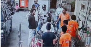 Jamshedpur Hungama : साकची पेट्रोल पंप पर कार में पेट्रोल डालने को लेकर युवकों का हंगामा, काफी नोक झोक के बाद मामला हुआ शांत