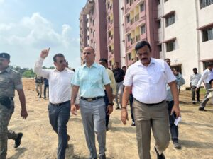 उपायुक्त ने किया पीएम आवास योजना का निरीक्षण, समय पर काम पूरा करने का निर्देश