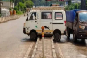 आदित्यपुर में बड़ा सड़क हादसा, तेज़ रफ्तार महिंद्रा मैक्सिमो ने सड़क किनारे खड़ी एक कार को पीछे से मारी जोरदार टक्कर, गनीमत रही कोई हताहत नहीं