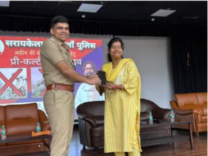 Saraikela Police Initiative: सरायकेला में पुलिस ने 109 फोन बरामद कर मालिकों को सौंपा, मोबाइल हाथ में देख खिल उठे चेहरे