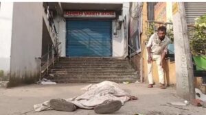 Saraikela Body Found – गम्हरिया में दुकान के बाहर लाश मिलने से इलाके में हड़कंप, अत्यधिक शराब पीने से मृत्यु होने की आशंका