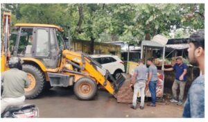 बिष्टुपुर खाऊ गली में चला प्रशासन का डंडा, फुटपाथ से हटाये गये दर्जनों दुकानें