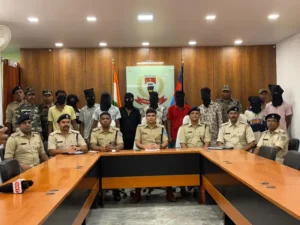 सरायकेला पुलिस ने दो वाहन चोर गिरोह का किया पर्दाफाश,10 आरोपी गिरफ्तार, 4 नाबालिग निरुद्ध,17 बाइक और 1 पिकअप बरामद