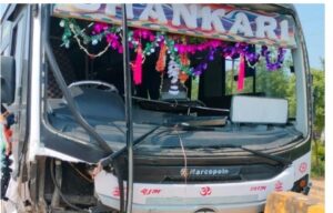 जमशेदपुर से बंगाल जा रही बस बहरागोड़ा में हुई दुर्घटनाग्रस्त। 30 यात्री घायल