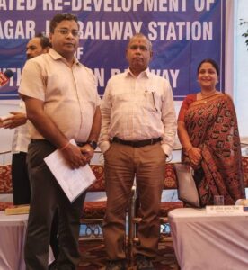 पार्षद डॉ कविता परमार ने सांसद और रेल महाप्रबंधक को मांग पत्र सौंपा