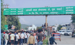 पारडीह चौक में वाहन जाँच क दौरान पुलिसकर्मियों  और मजदूरों क बिच जमकर हुई झड़प , मजदूरों ने अवैध वसूली और बेवजह परेशान करने का लगाया आरोप