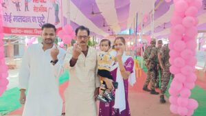 बक्सर सिविल कोर्ट के वरिष्ठ अधिवक्ता श्याम नारायण चौबे ने परिवार सहित किया मतदान