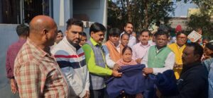 सांसद जोबा मांझी के जन्मदिन पर सेवा और मानवता  का दिखा अनोखा संगम।  ठंड से किकुड़ते बुजुर्गों के बीच किया गया कंबल वितरण