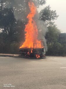 सरायकेला : पठानमारा में मालवाहक ऑटो में आग, लाखों का सामान जलकर खाक।