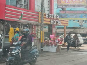 आदित्यपुर : पार्किंग व्यवस्था और नक्शा विचलन कर बनी बड़ी बड़ी इमारतें बना जिला प्रशासन के लिए सरदर्द। अव्यवस्था के दौर में जीवन जी रहे जिलावासी