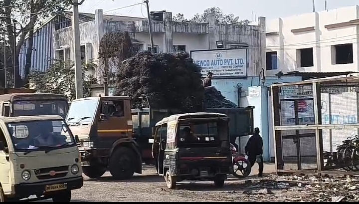 आदित्यपुर : औधोगिक क्षेत्र में खुलेआम हो रही सुरक्षा और ओवरलोडिंग के नियमो की अनदेखी। मामला न्यूको ऑटो प्राइवेट लिमिटेड कंपनी का। पढ़े पूरी खबर