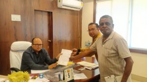 सरायकेला : 20–25 साल से कार्यरत मजदूरों को बिना कारण निकाला, मामला पहुंचा श्रम अधीक्षक के दरबार में। श्रम अधीक्षक ने कहा होगी कार्रवाई।