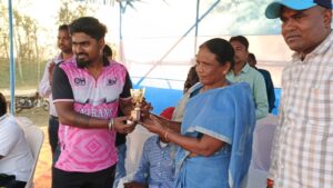 गम्हरिया में क्रिकेट खिलाड़ियों का सांसद जोबा मांझी ने बढ़ाया उत्साह