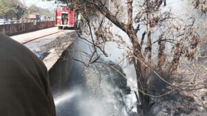 मंगलम सिटी के पास लगी भीषण आग: गरीब का आशियाना जलकर हुआ खाक