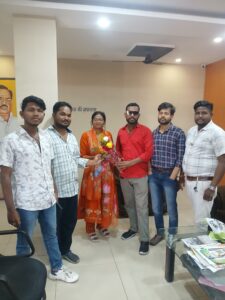 वार्ड 8 के विजेता प्रत्याशी मोना बेसरा का आजसू श्रमिक संघ के गम्हरिया प्रखंड अध्यक्ष ने किया सम्मानित