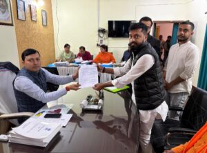 आदित्यपुर : वार्ड 18 से युवा प्रत्याशी भीष्म देव सिंह उर्फ मोंटी ने भरा पर्चा।