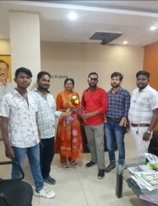 वार्ड 8 के विजेता प्रत्याशी मोना बेसरा का आजसू श्रमिक संघ के गम्हरिया प्रखंड अध्यक्ष ने किया सम्मानित