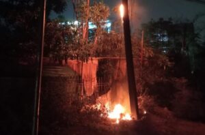 आदित्यपुर : प्रभात पार्क के पास 11 हज़ार वोल्ट के बिजली ल खंभे में हुई शॉर्ट सर्किट।बड़ा हादसा टला