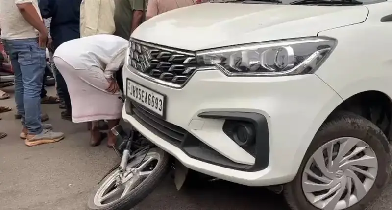 आजादनगर : कार सीखने के दौरान चालक ने बाइक सवार को मारी टक्कर, हालत गम्भीर