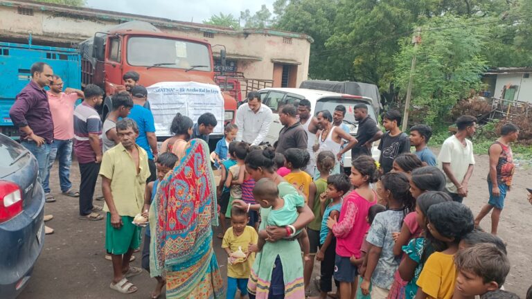 प्रयत्न संस्था ने जरूरतमंदों के लिए आयोजित किया भोजन वितरण कार्यक्रम